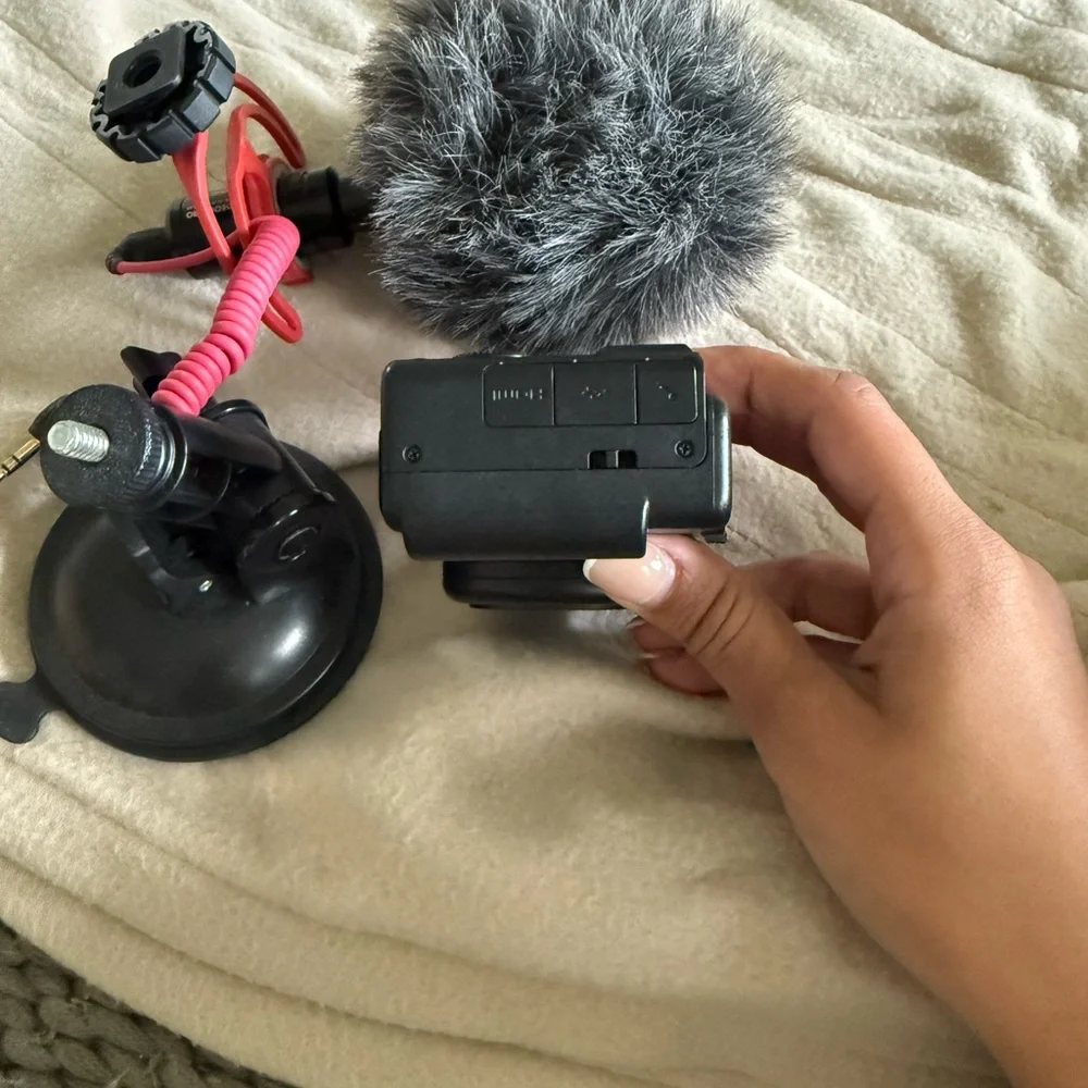 Sony ZV-1F Compact Vlogging Camera with Gray mic and Black Suction Mount